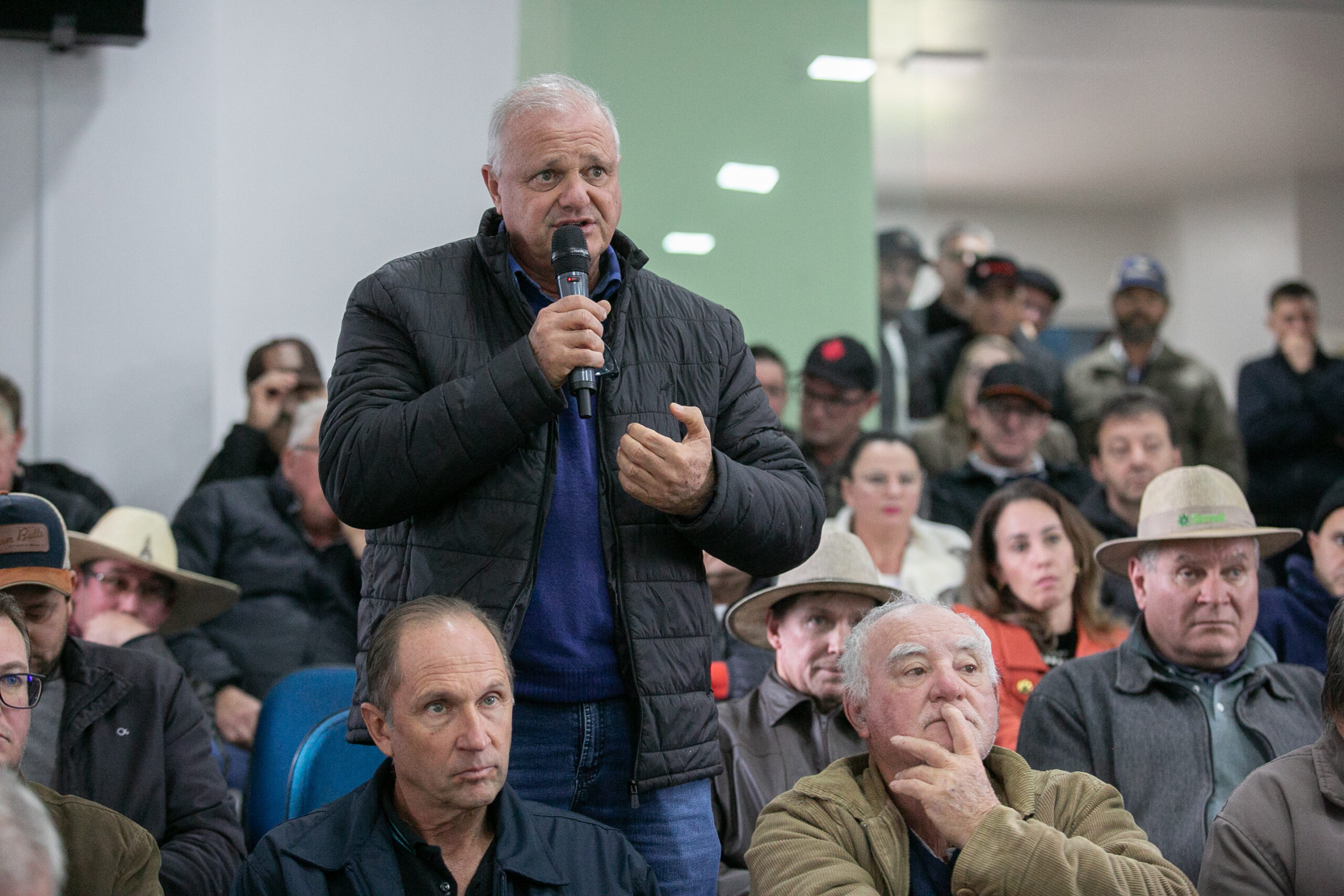 Produtores pedem regras, acostamento e sinais para transitar com máquinas