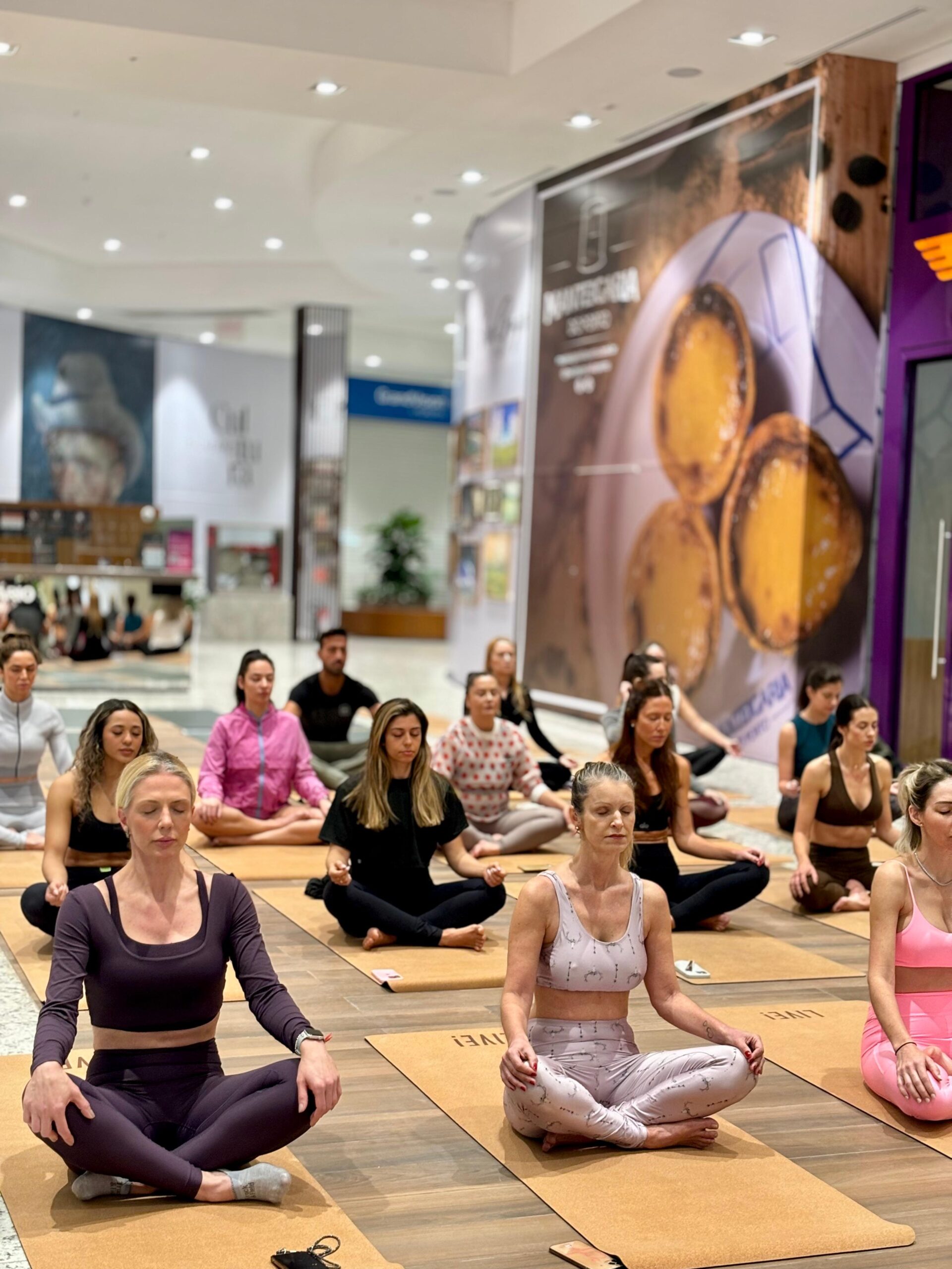 Aula de yoga e bate-papo com fundador do Buddha Spa inauguram unidade da rede no Balneário Shopping