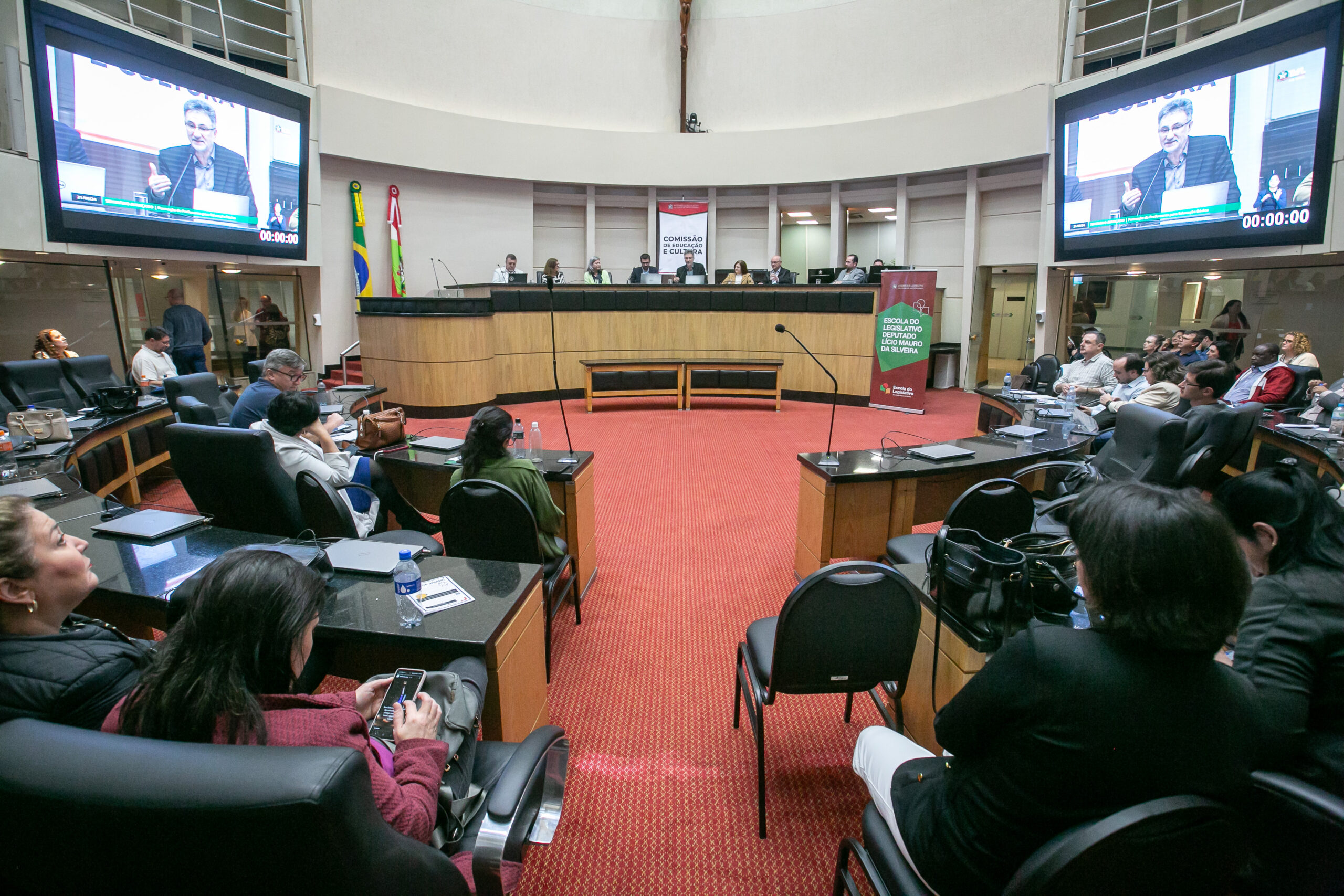 Comissão será criada para debater ações voltadas à formação de professores