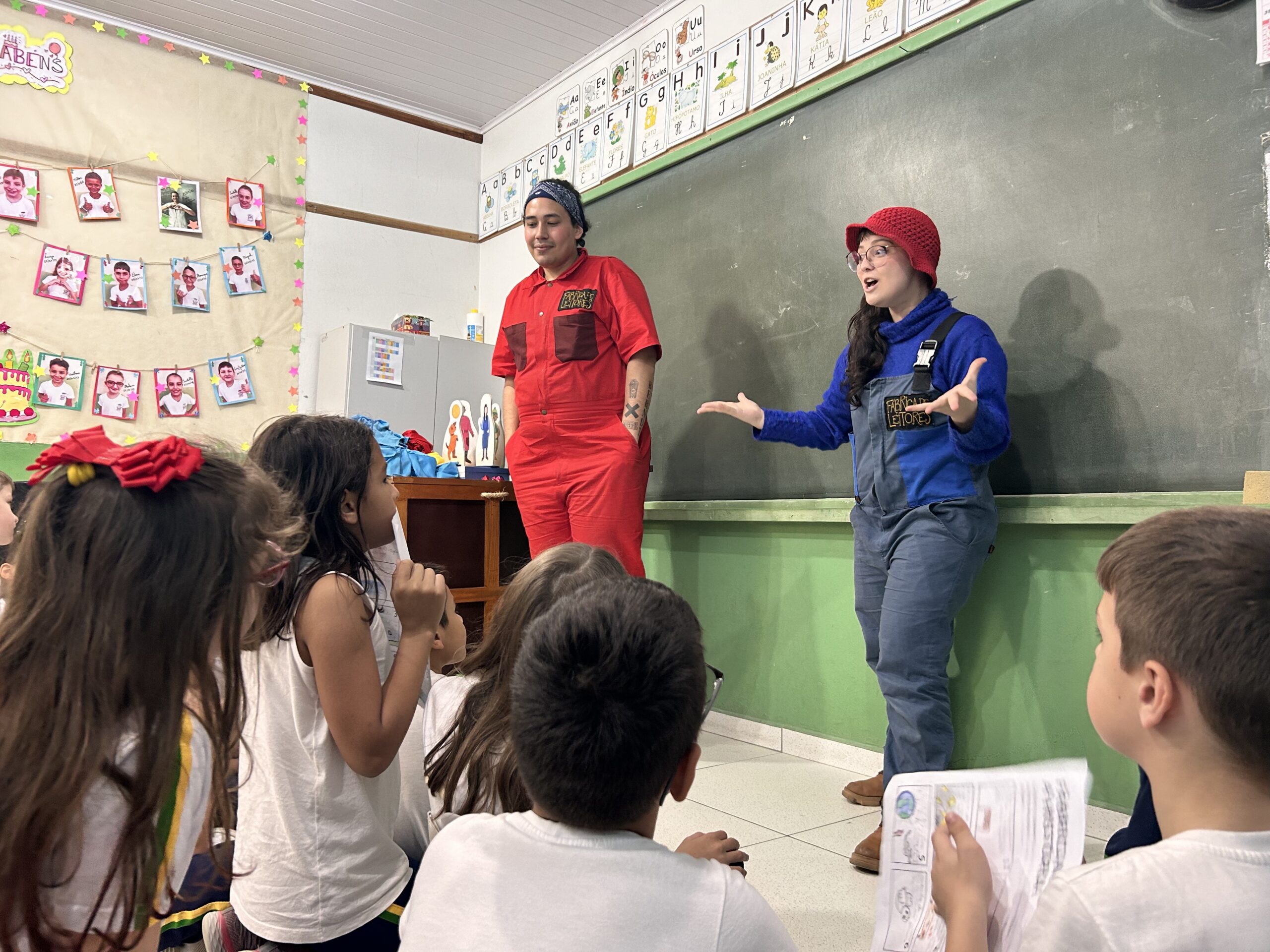 “Fábrica de Leitores” leva arte-educação, teatro e leitura para escolas públicas de Florianópolis e São José “Fábrica de Leitores” leva arte-educação, teatro e leitura para escolas públicas de Florianópolis e São José