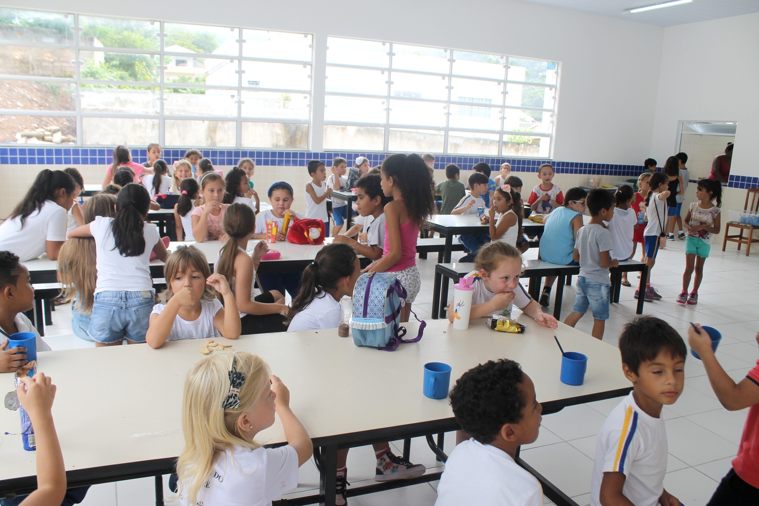 Estudantes da Escola Luiz Francisco Vieira retornam às aulas em escola nova