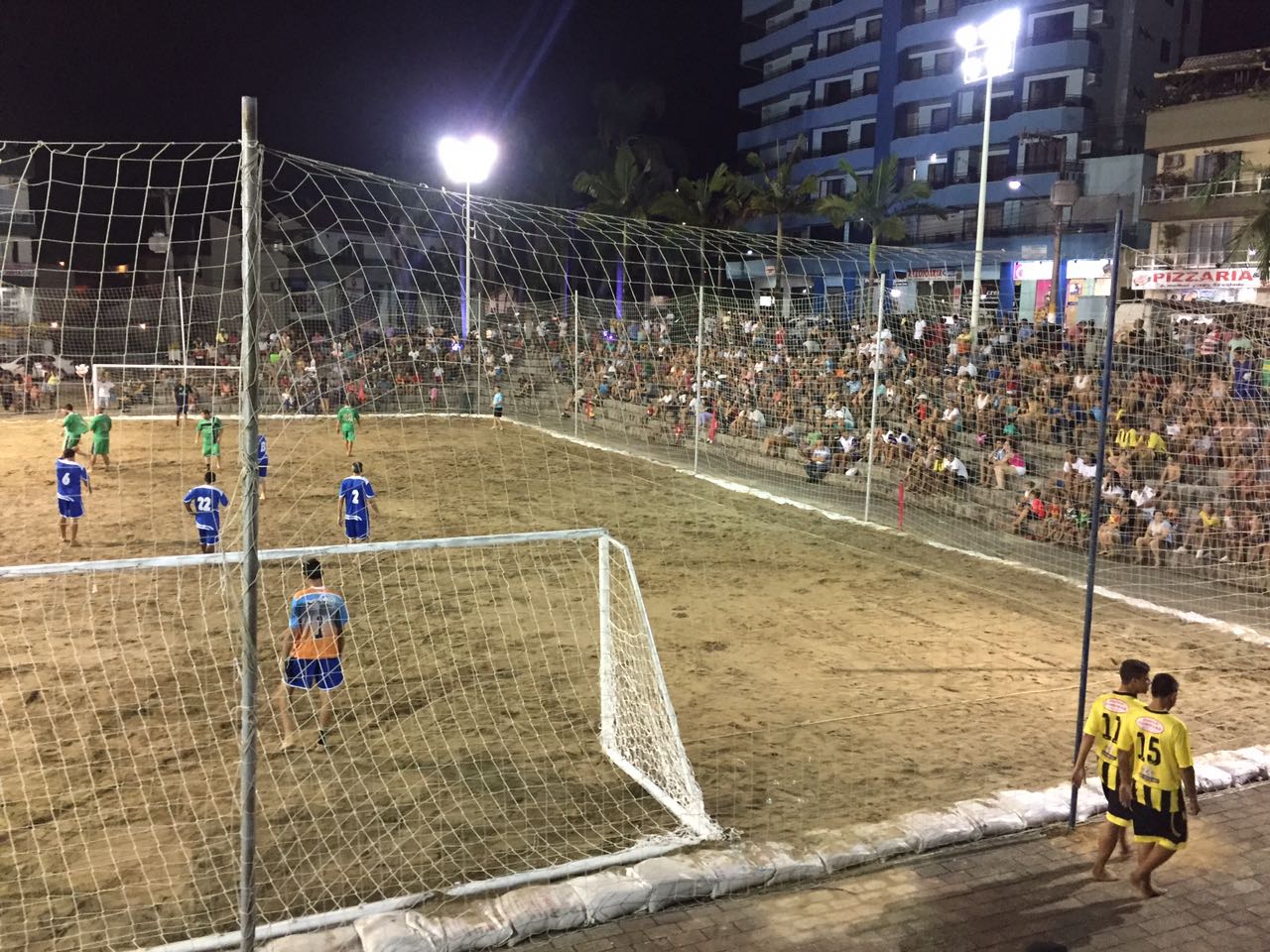 Primeiros jogos da 1° Copa Santana de Futebol de Areia são com gols e público presente