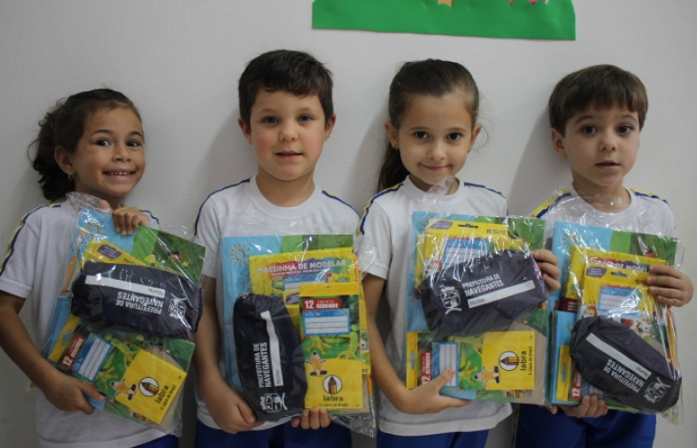 EDUCAÇÃO REALIZA ENTREGA DE KITS DE MATERIAL E UNIFORME ESCOLAR