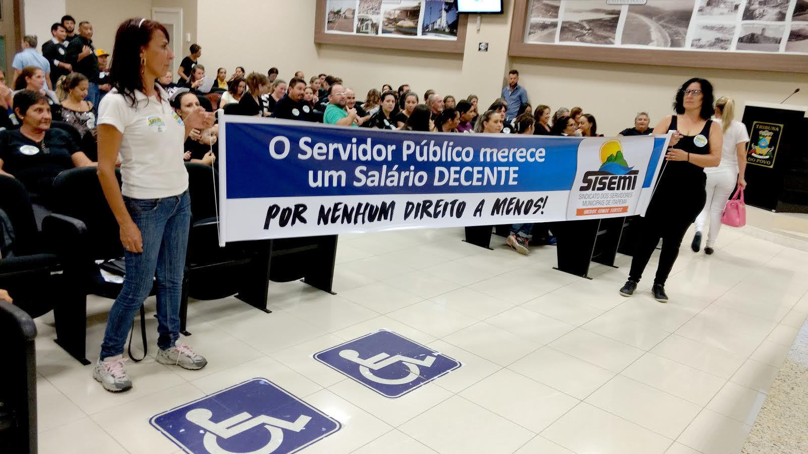 Servidores municipais de Itapema voltam a protestar na Câmara