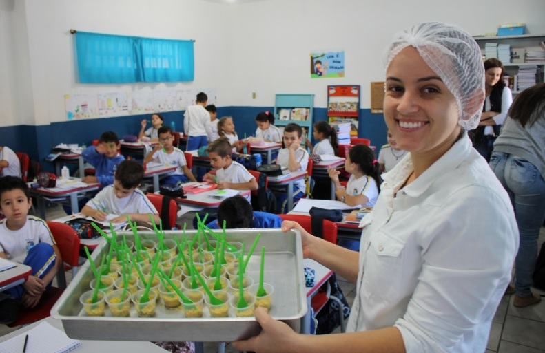 NUTRICIONISTAS ELABORAM FAROFA NUTRICIONAL PARA ALUNOS DO MUNICÍPIO