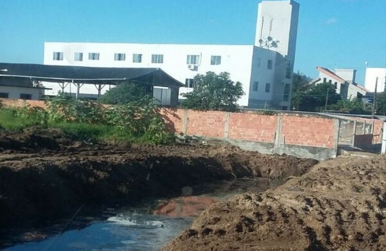 OBRAS REALIZA LIMPEZA DE CANAL DE DRENAGEM NO SÃO DOMINGOS E NSG OBRAS REALIZA LIMPEZA DE CANAL DE DRENAGEM NO SÃO DOMINGOS E NSG