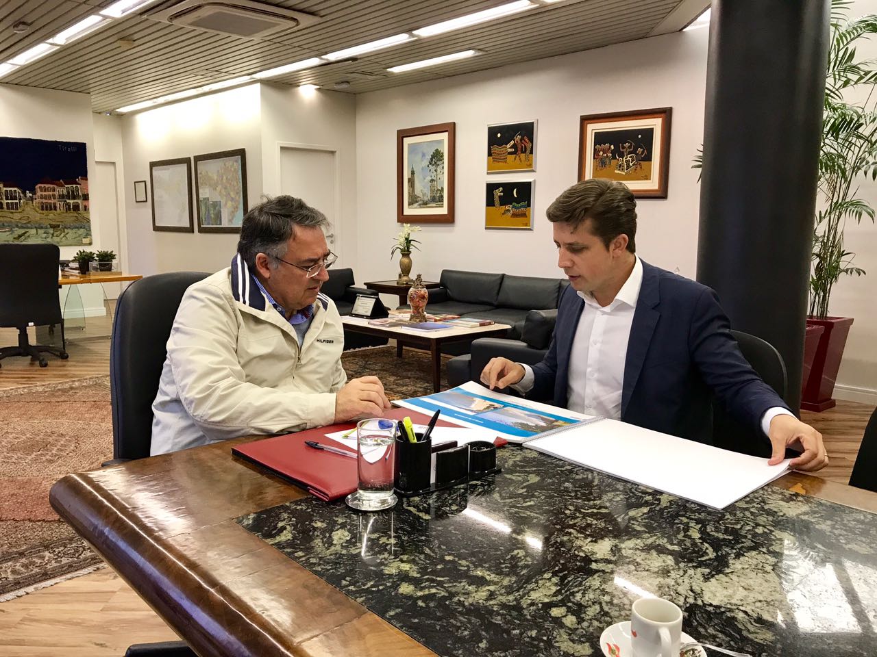 Prefeito apresenta projeto de proteção da faixa de orla da Praia Central ao Governador