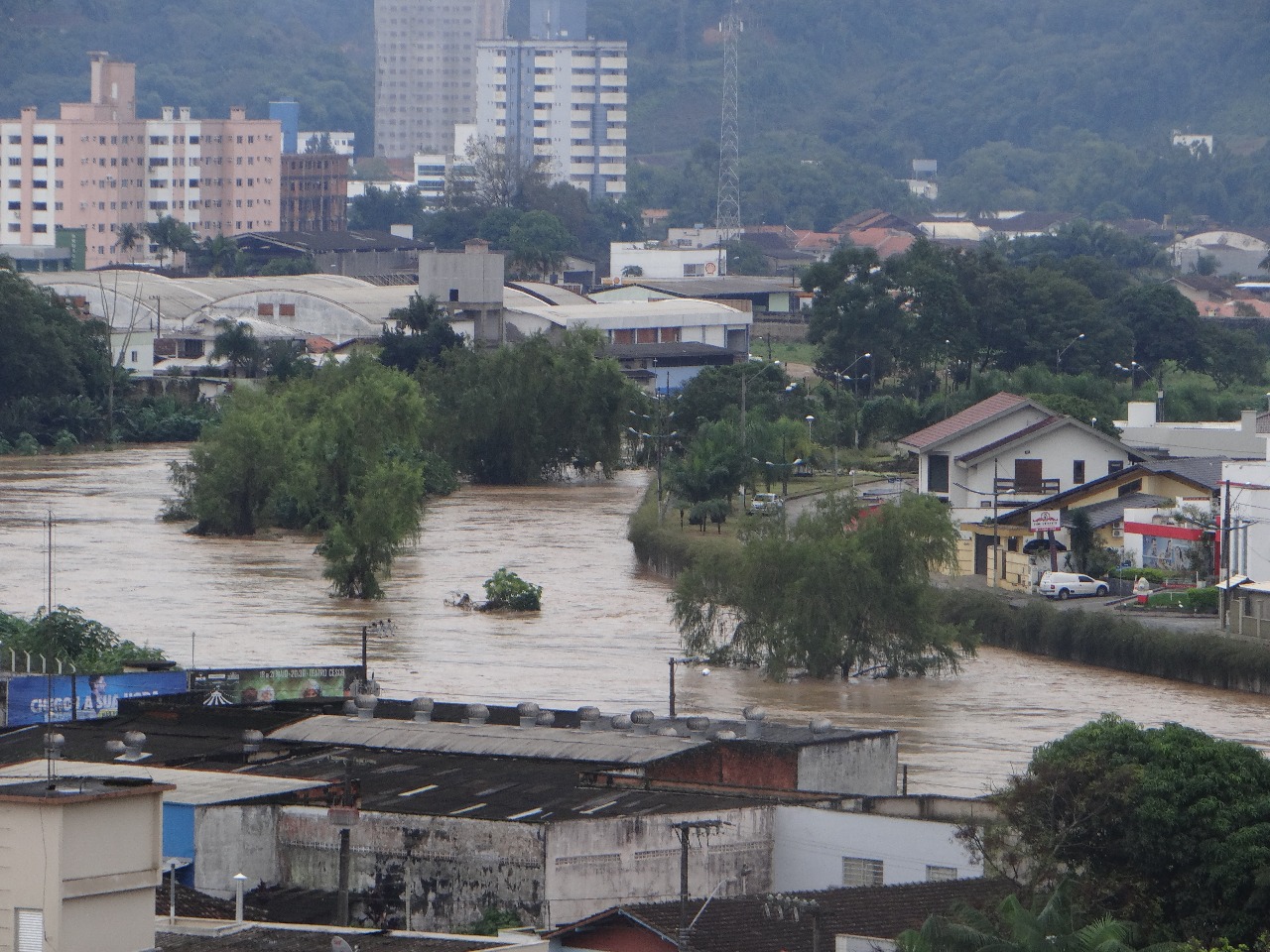 Permanece a condição de chuva em Santa Catarina e Defesa Civil alerta para o risco de deslizamentos e alagamentos