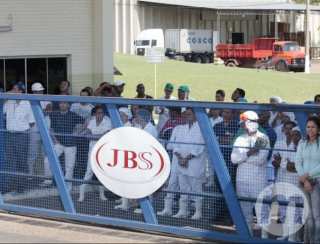 JBS é condenada em R$ 38,6 milhões por demissão em massa