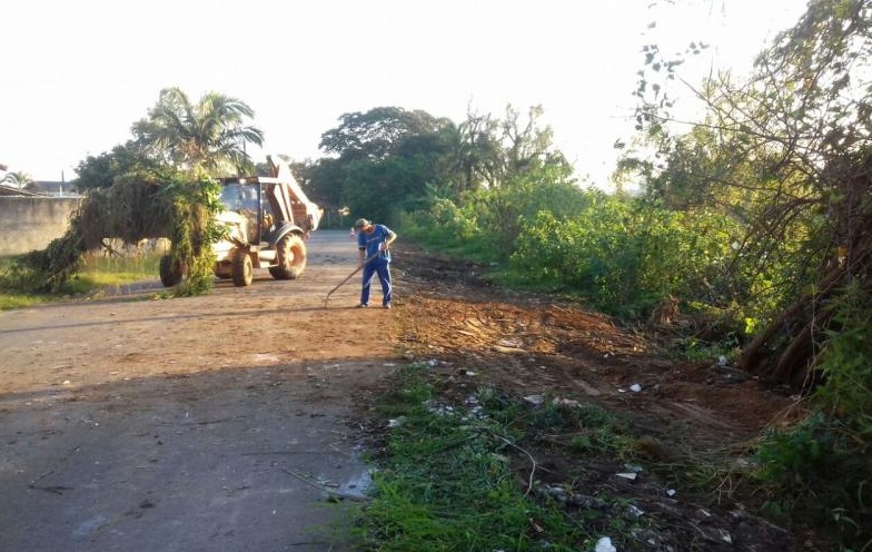 Limpeza dos bairros São Vicente e Imaruí é realizada pela Secretaria de Obras