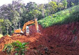 Fucam apreende máquina de terraplanagem em atividade irregular em Camboriú