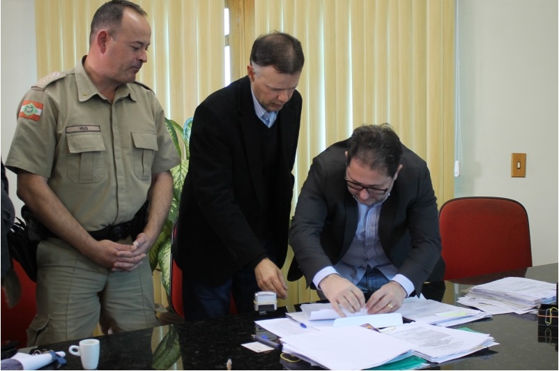 DEVOLUÇÃO DE R$ 100 MIL GARANTIRÁ COMPRA DE VIATURAS PARA A POLÍCIA MILITAR