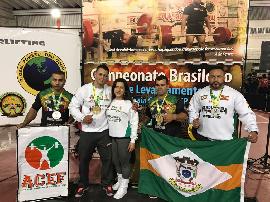 Equipe de Camboriú vence categorias em campeonato de levantamento de peso