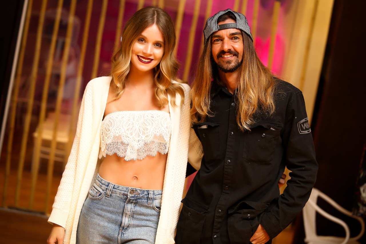 Armadinho prestigia namorada no Balneário Fashion Show, em Santa Catarina