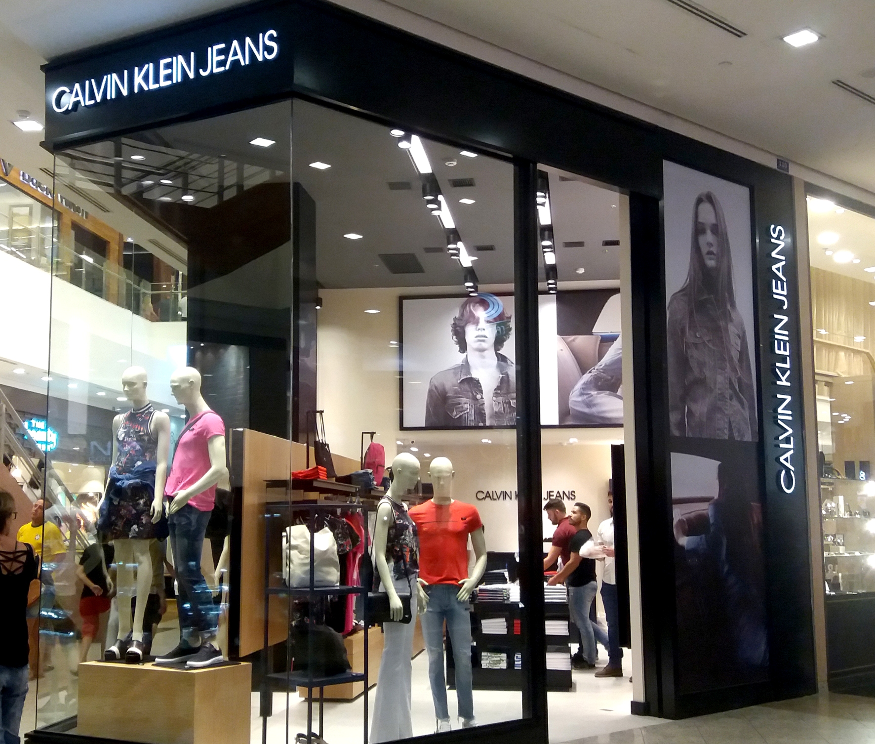 Calvin Klein Jeans inaugura no Balneário Shopping