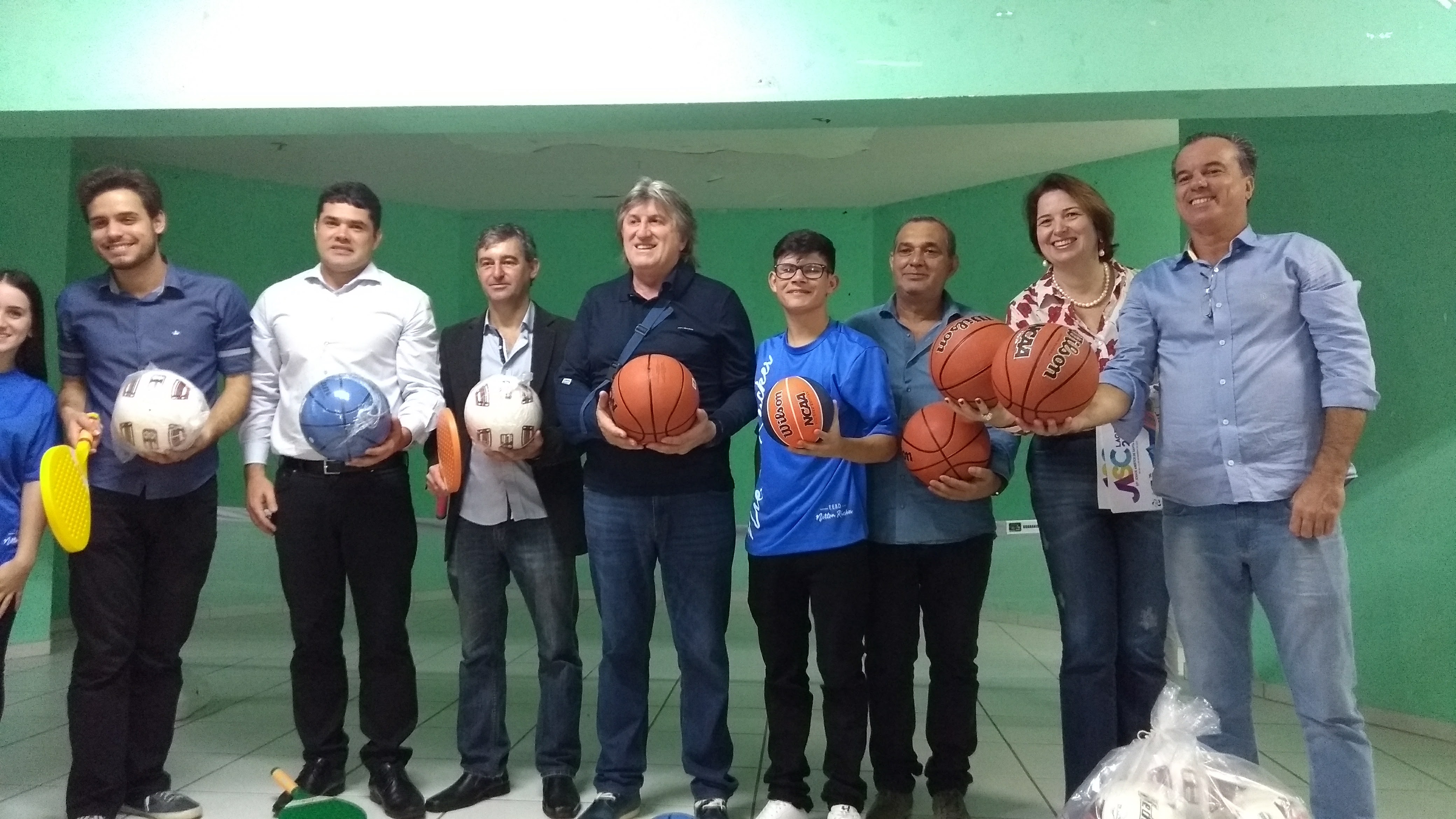 Escolas de Itajaí recebem kits de materiais esportivos