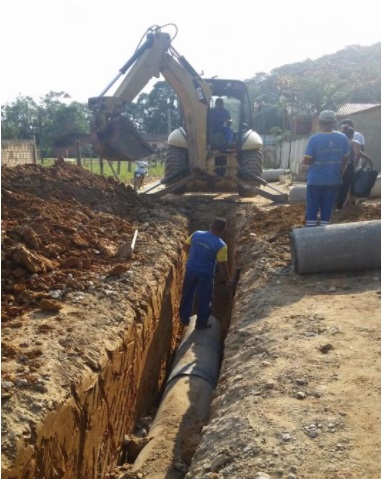 Secretaria de Obras instala rede de esgoto no bairro Canhanduba