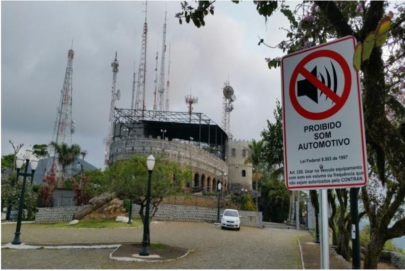 Codetran instala placas de proibição ao som automotivo no Morro da Cruz