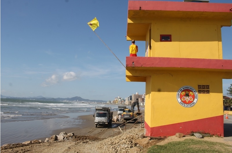 EMPREITEIRAS COMEÇAM RECONSTRUÇÃO DA PRAIA DO GRAVATÁ