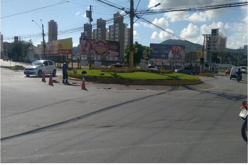 Secretaria de Obras realiza manutenção em rótula e ponte