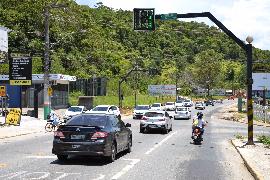 Instalação de adutora segue em trecho da Avenida Santa Catarina na madrugada desta segunda-feira Instalação de adutora segue em trecho da Avenida Santa Catarina na madrugada desta segunda-feira