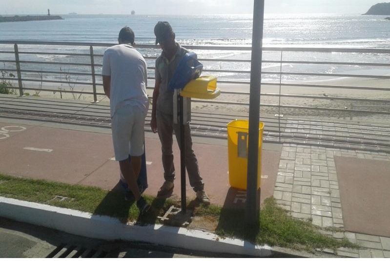 Secretaria de Obras instala mais de 30 lixeiras no caminho das praias  