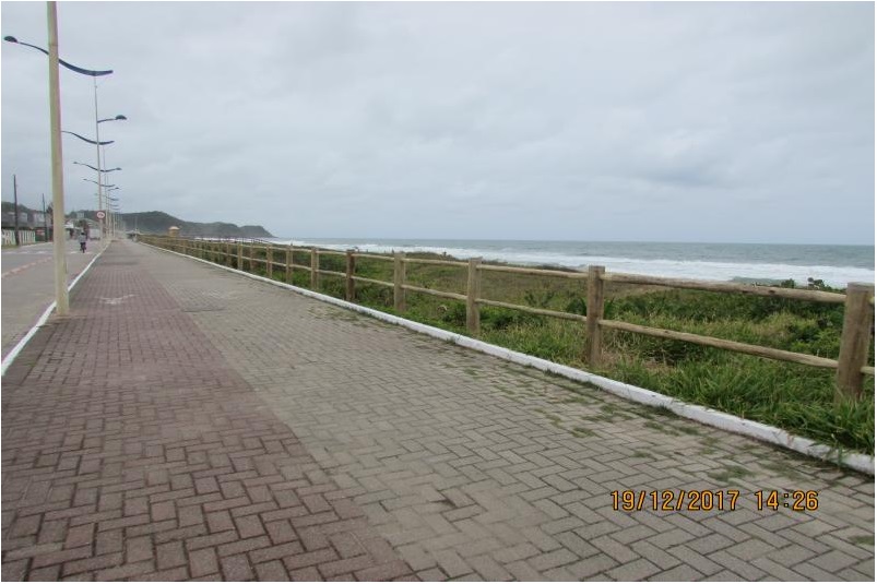 Praia Brava recebe 470 metros de cerca para proteção da vegetação de restinga