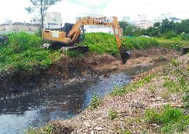 Prefeitura de Camboriú realiza limpeza de canais de drenagem no bairro Santa Regina