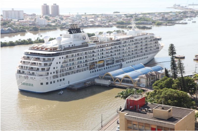 Itajaí recebe o maior navio residencial do mundo
