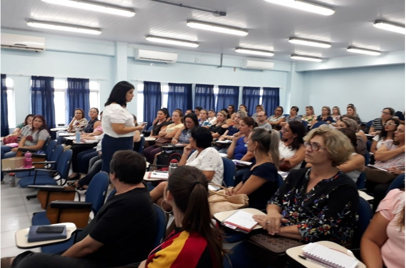 NAVEGANTES PROMOVE MOBILIZAÇÃO DE ESTUDO DA BASE NACIONAL COMUM CURRICULAR