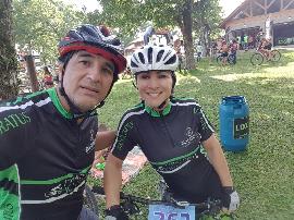 Casal de Camboriú conquista troféus em competição de ciclismo