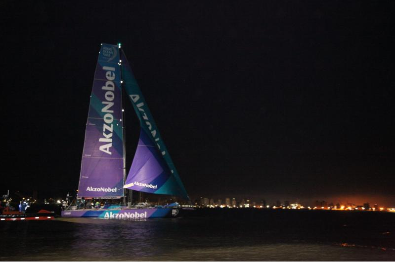 Barco com velejadora brasileira chega em terceiro na Volvo Ocean Race Itajaí