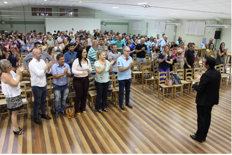 SERVIDORES PÚBLICOS ASSISTEM PALESTRA COM SANDRO LIBARDONI