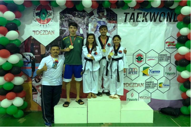 Itajaí conquista 10 medalhas de ouro no Catarinense de Taekwondo