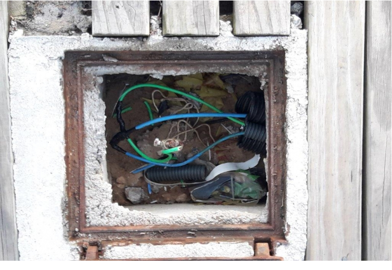MUNICÍPIO SOFRE COM NOVO FURTO DE FIOS NA AVENIDA BEIRA-MAR MUNICÍPIO SOFRE COM NOVO FURTO DE FIOS NA AVENIDA BEIRA-MAR