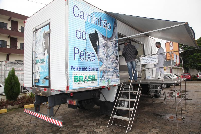 Caminhão do Peixe começa a semana no bairro Canhanduba