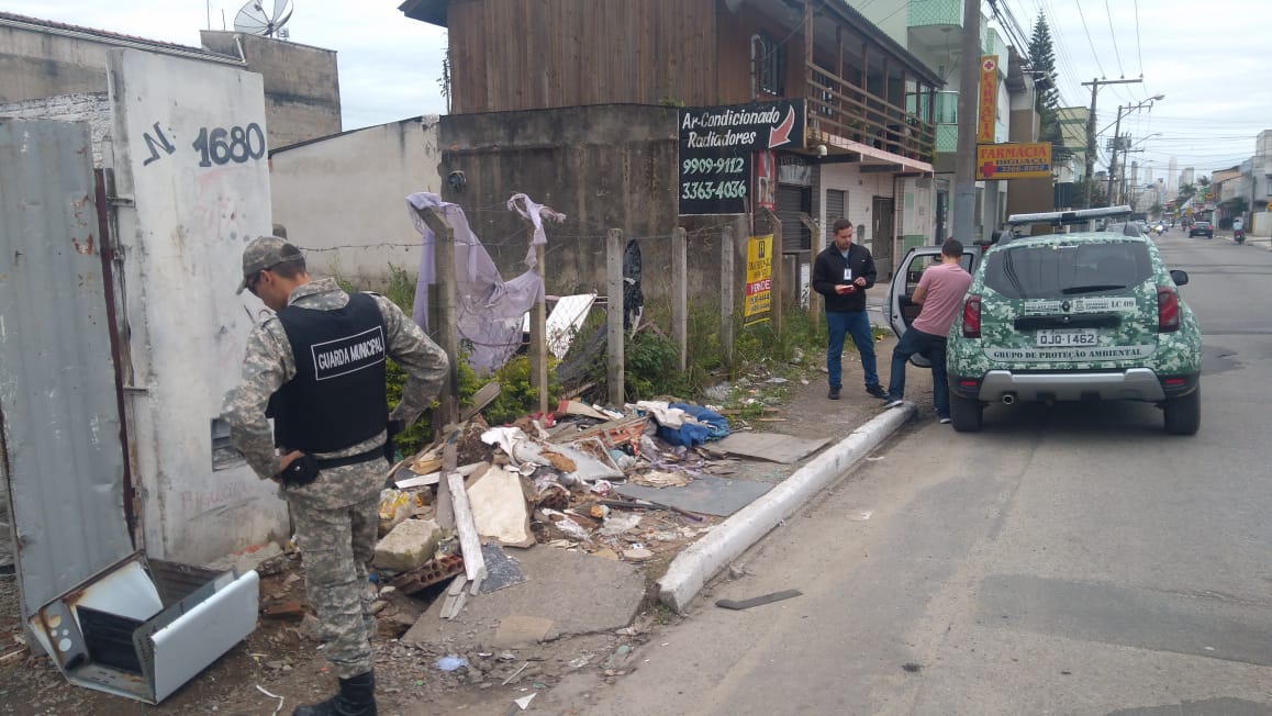 Descarte de resíduos sólidos é fiscalizado em dois bairros
