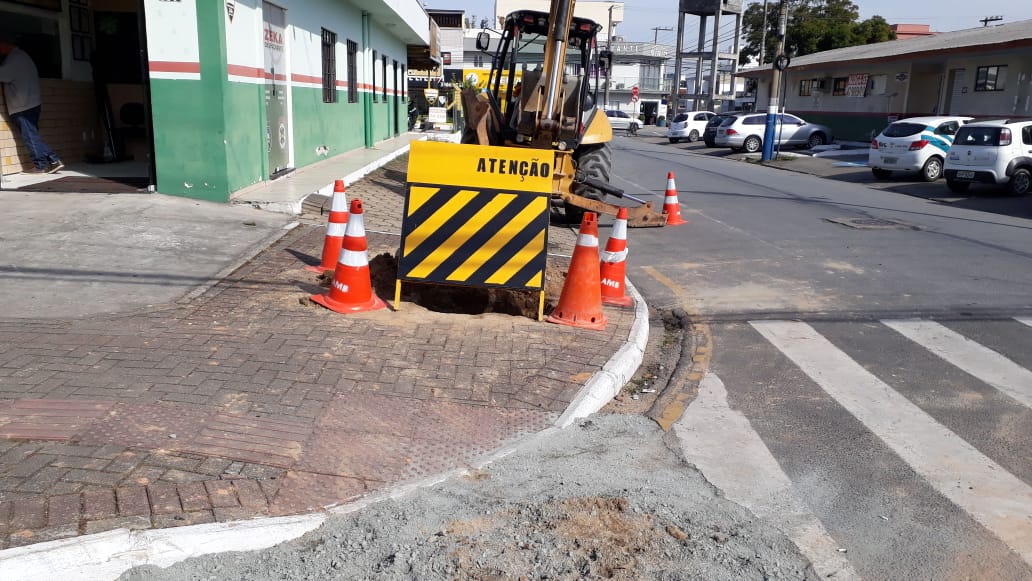 Vazamento na 4ª Avenida pode causar falta de água em alguns pontos do Centro Vazamento na 4ª Avenida pode causar falta de água em alguns pontos do Centro