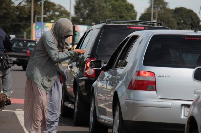 ESMOLEIRO DE SEMÁFORO – Necessidade ou negócio? ESMOLEIRO DE SEMÁFORO – Necessidade ou negócio?