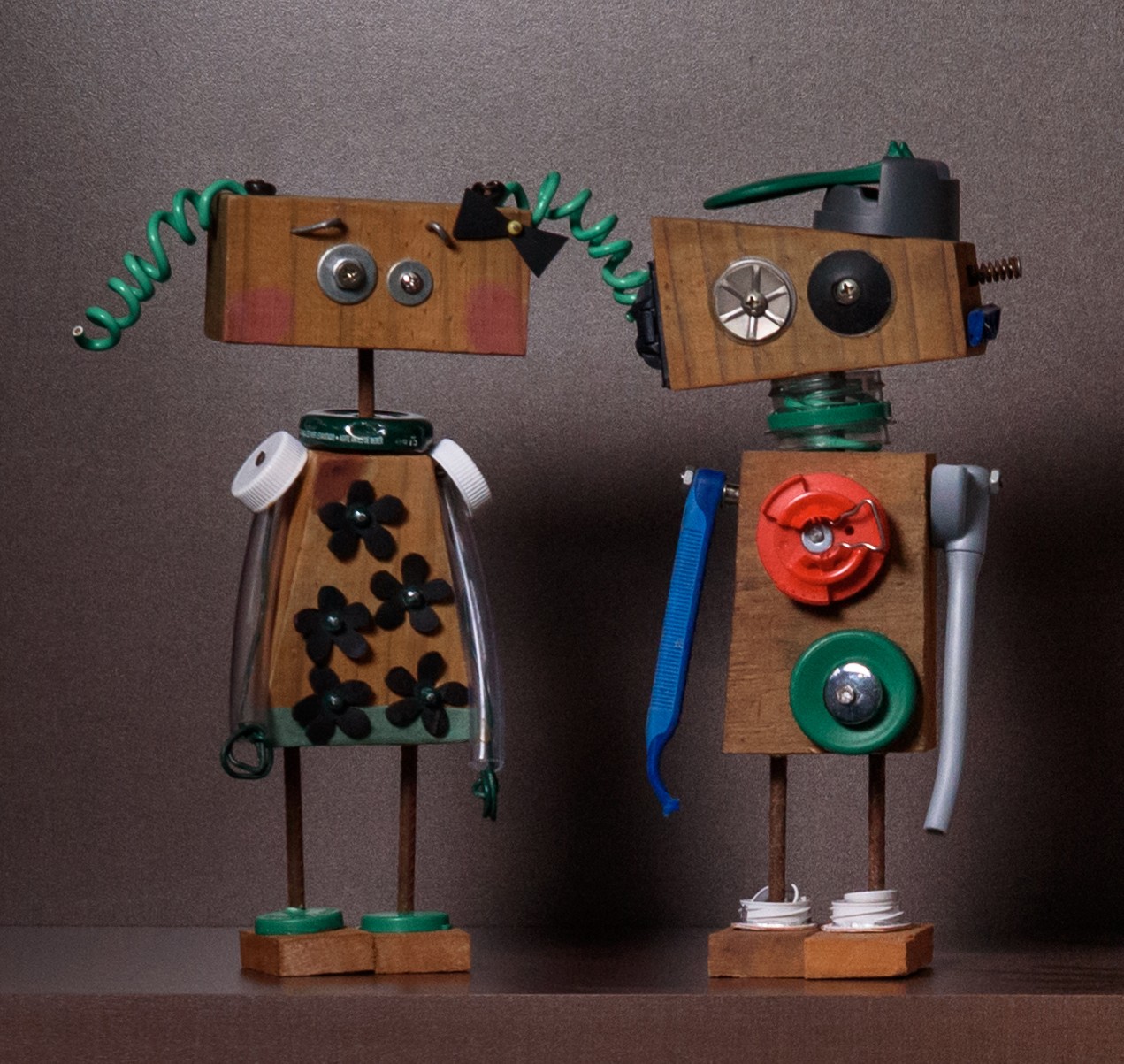 Artista Plástica cria Robôs com resto de material descartado