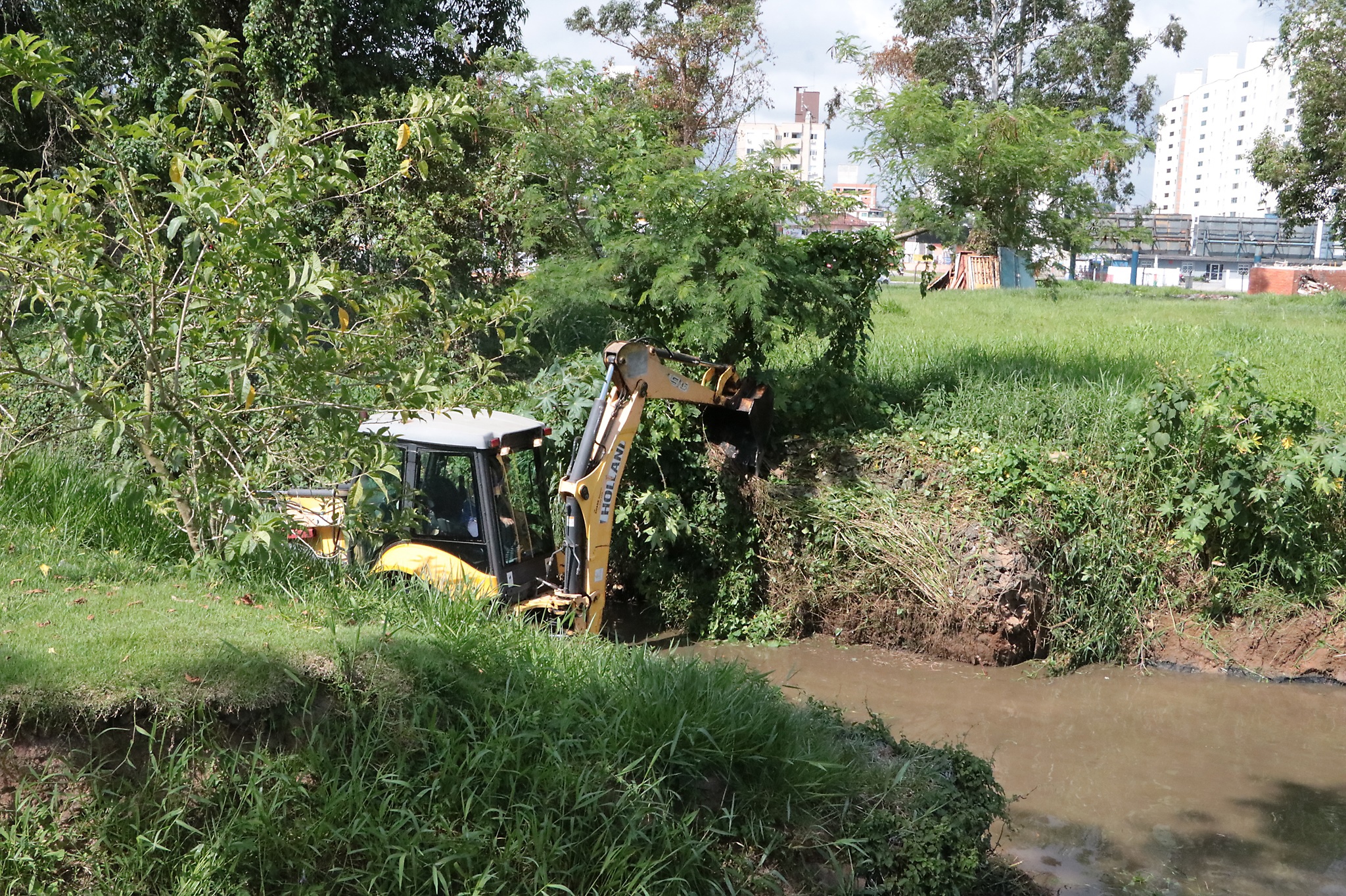 Prefeitura começa operação concentrada de limpeza no Rio Peroba