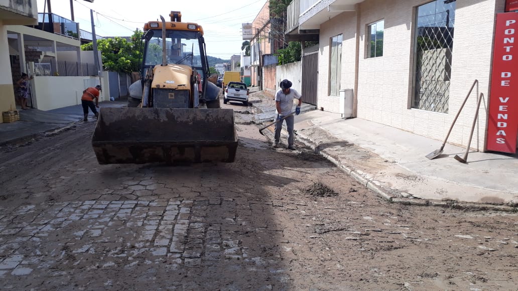 Prefeitura de Camboriú faz força tarefa para recuperar vias e limpar a cidade