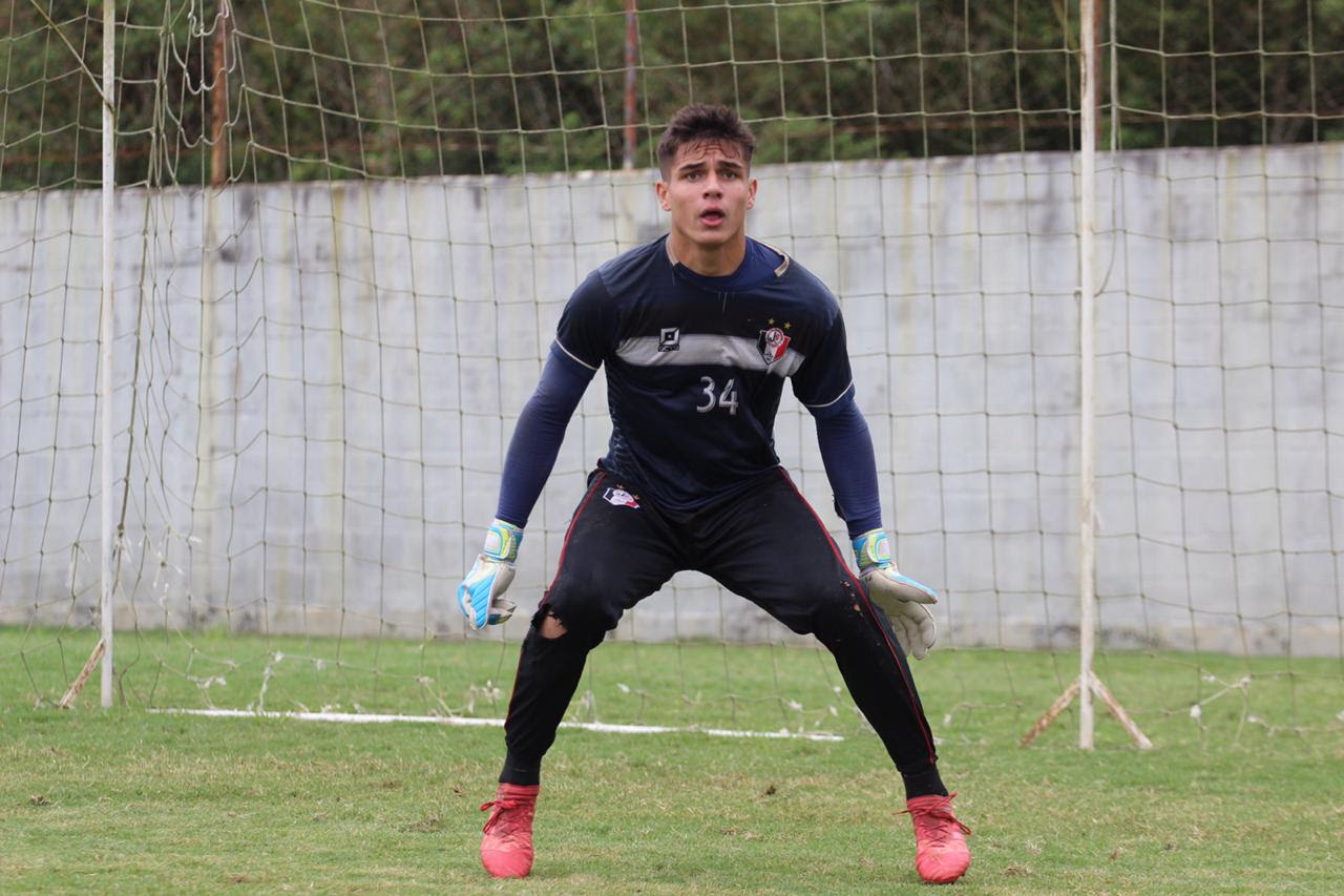 Goleiro Mateus Eduardo celebra assinatura do seu primeiro contrato profissional