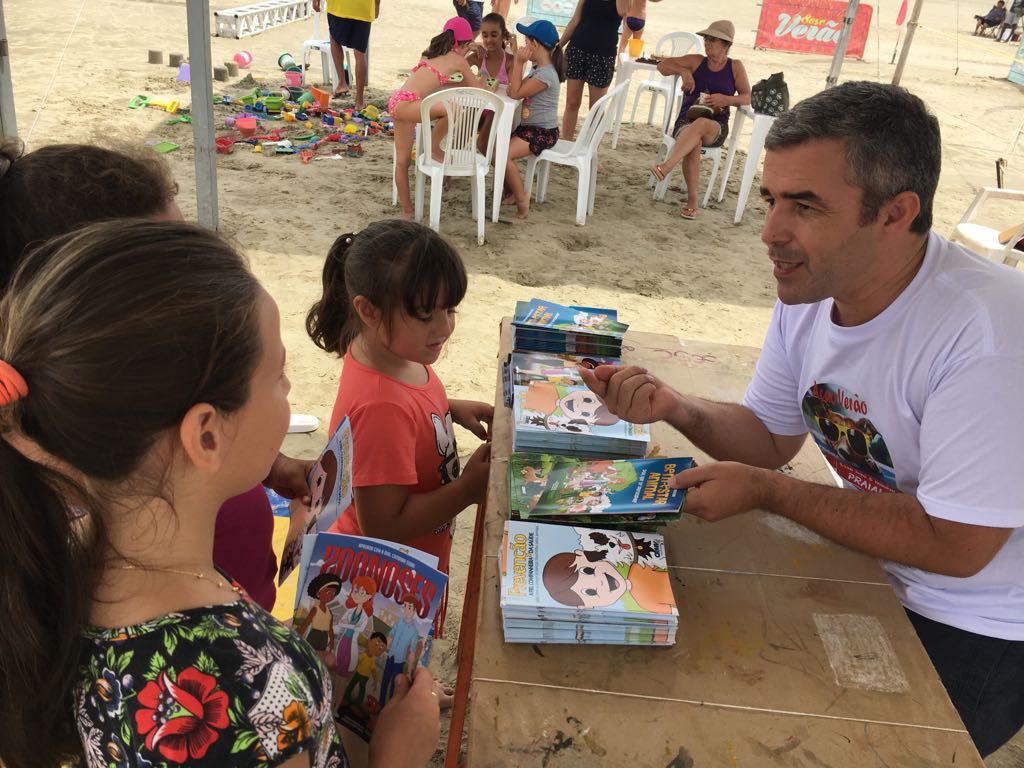 CRMV-SC orienta veranistas sobre os riscos de animais na praia em Piçarras