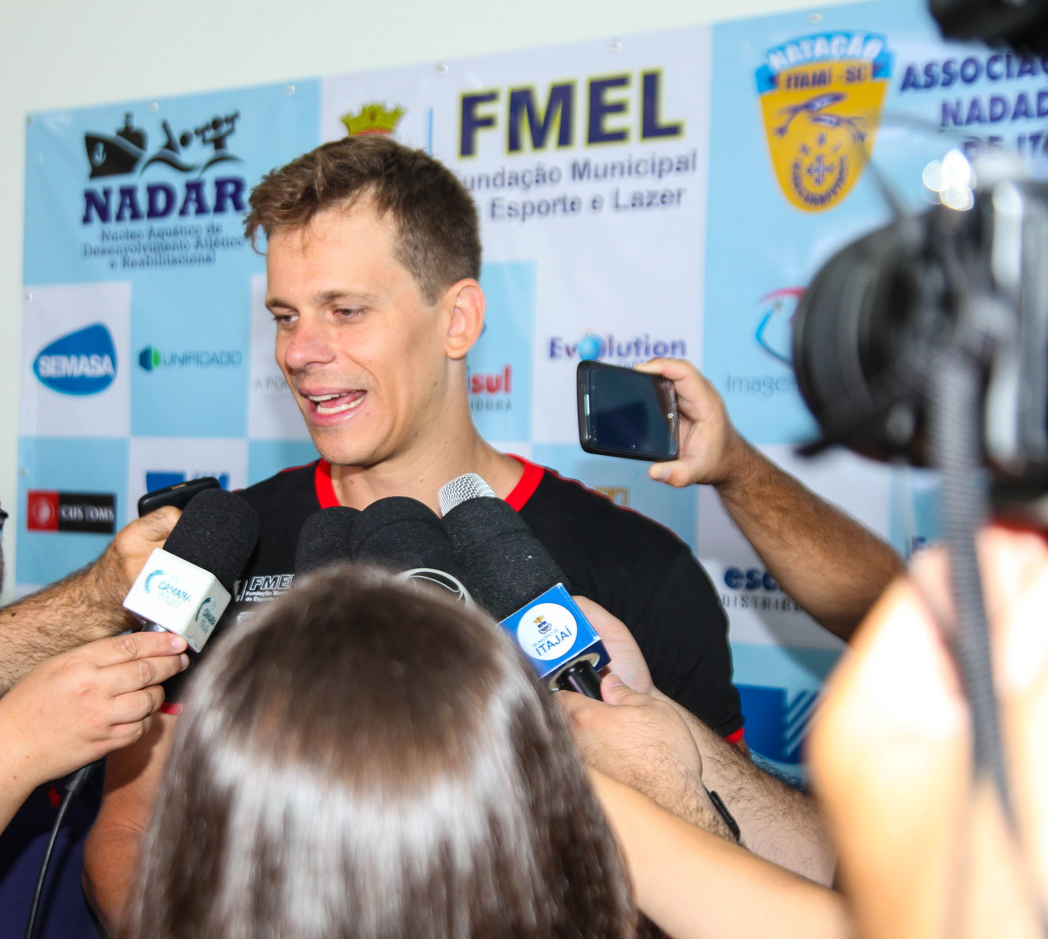 Nadador mais vitorioso do Brasil e campeão olímpico vai competir por Itajaí