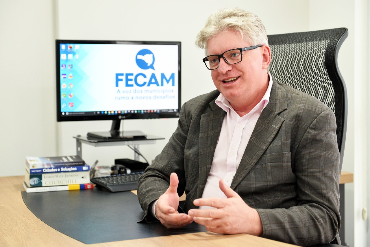FECAM participa da construção do currículo da educação em SC