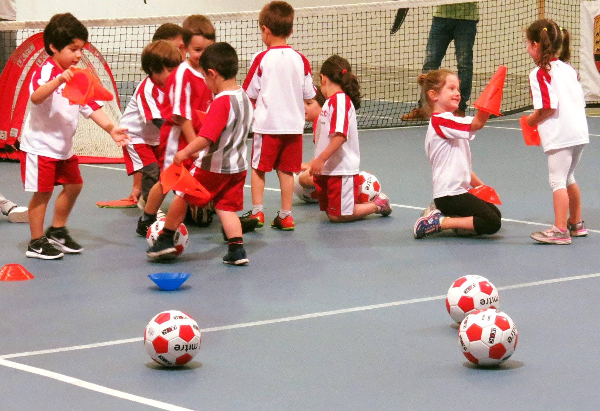 Little Kickers oferece aula gratuita de inglês e futebol