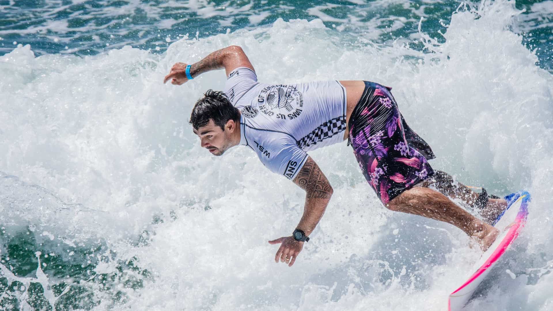 Surfista catarinense fez preparação em El Salvador e já se encontra na Austrália