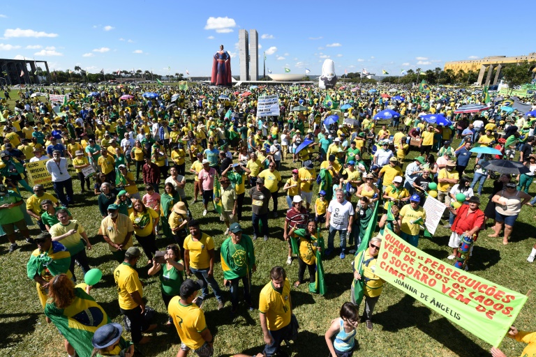 Milhares de brasileiros vão às ruas manifestar apoio a Bolsonaro Milhares de brasileiros vão às ruas manifestar apoio a Bolsonaro