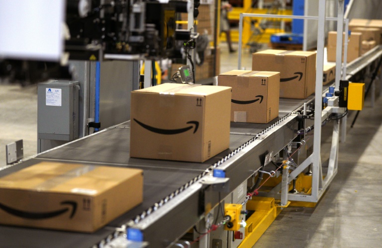 Amazon oferece US$ 10 mil para funcionários abrirem empresas de distribuição Amazon oferece US$ 10 mil para funcionários abrirem empresas de distribuição